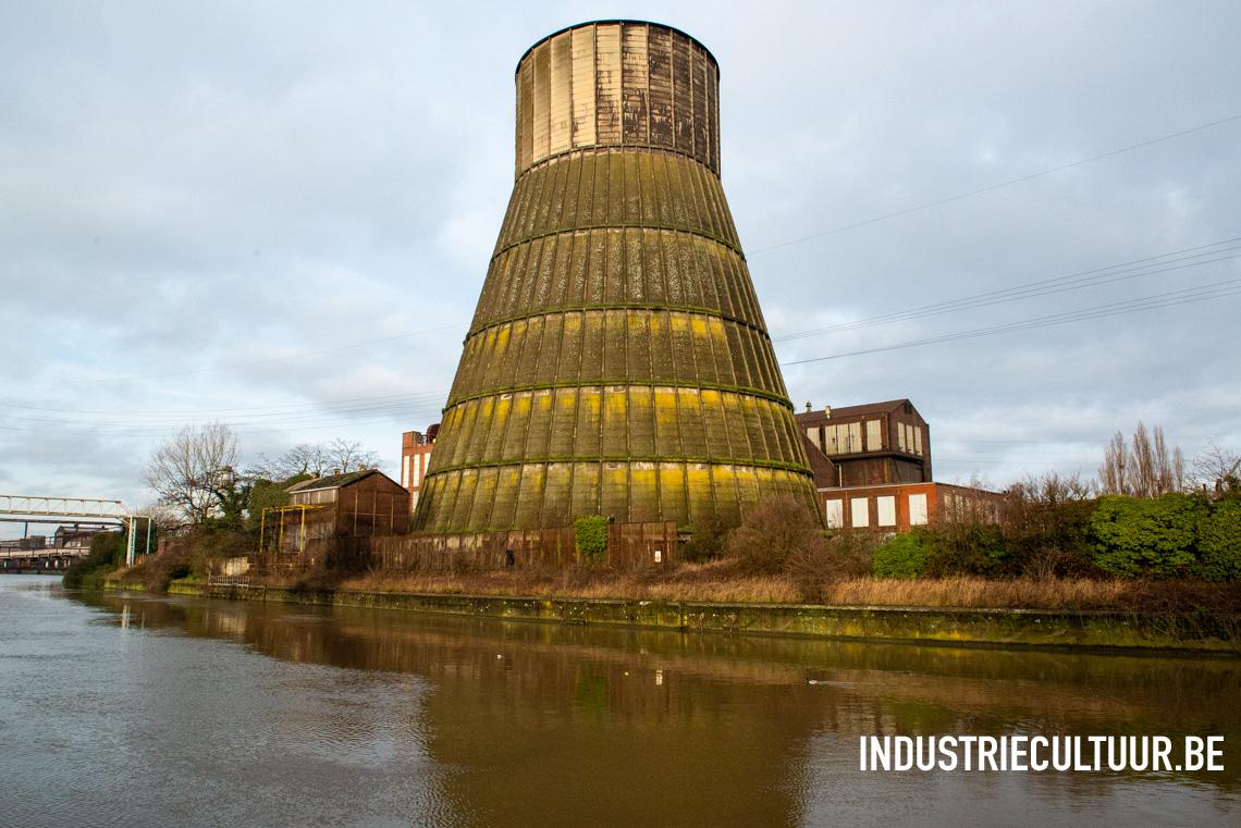 Betonnen koeltoren langs de Samber in Charleroi