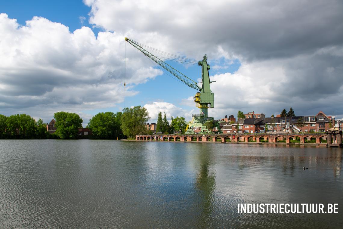 houtdok en havenkraan
