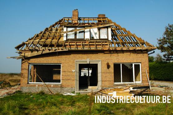 Half gesloopt huis in het Zandeken