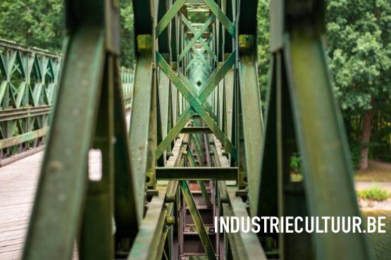 Baileybrug over het kanaal