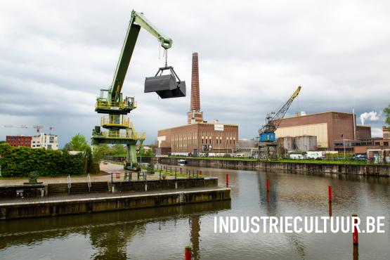 havenkraan en fabrieksschouw