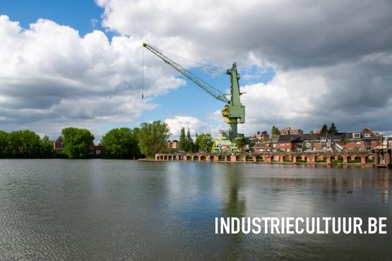 houtdok en havenkraan
