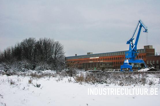 handelsdok met havenkranen